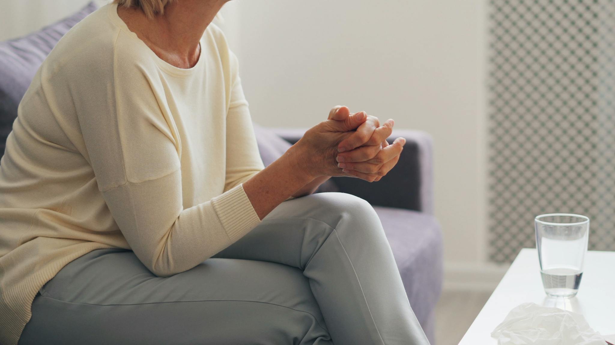 Una mujer sentada en una sesión de psicoterapia