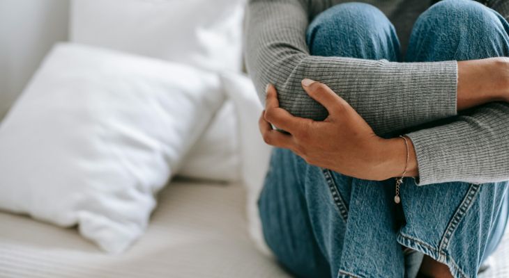 Mujer en crisis psicológica
